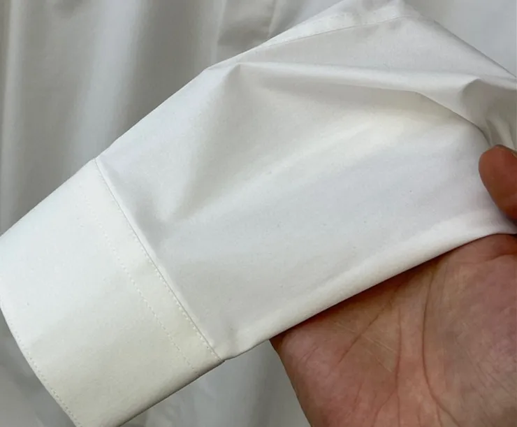 Ami Amy's early spring New Arrival high-tech pure cotton and bamboo fiber blended casual lapel shirt! Trading company channels are rare and available on the official website simultaneously! A classic iconic piece with excellent tailoring and unparalleled comfort, it is an indispensable shirt for spring, summer and autumn! A style that has always been popular, Classic will never go out of style! This shirt is customized by the customer. It is made of 50% cotton + 50% bamboo fiber. It is blended to create a silky high-tech cotton fabric. The ready-made garment is processed with a special process to maximize comfort and softness. It feels silky, soft and light, ensuring the comfort and breathability of the wearer. It can also be used as a sun protection garment in spring and summer! The shirt is an indispensable item in the modern casual wardrobe. With its loose gallery cut and lapel design, the upper body has the temperament of a shirt and the toughness of a big-name brand. In many clothing fields, quality control and style design have always been appropriate, making it a reassuring choice! Size: 39-43 (M-3XL) Color: Black White Size recommendation: Height 174-140 pounds, try on size 40! Boys' weight: Choose size 39 if you are under 135 pounds, choose size 40 if you are 138-145 pounds, choose size 41 if you are 145-155 pounds, choose size 42 if you are 155-165 pounds, choose size 43 if you are 165-185 pounds!